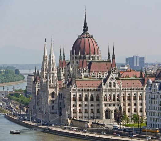 Vue panoramique sur le Parlement de Budapest en Hongrie