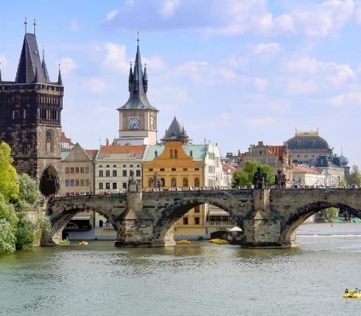 Vue panoramique sur le pont Charles à Prague