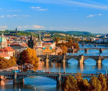 Vue panoramique sur les ponts dans la ville de Prague