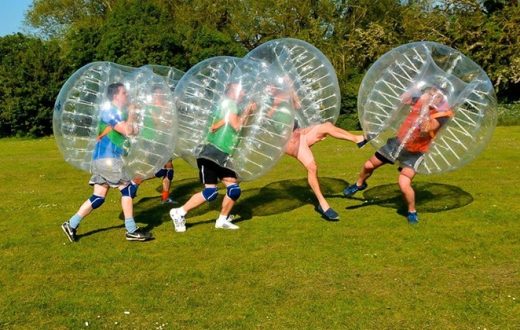 Exercice sportif du football zorb (Vilnius)