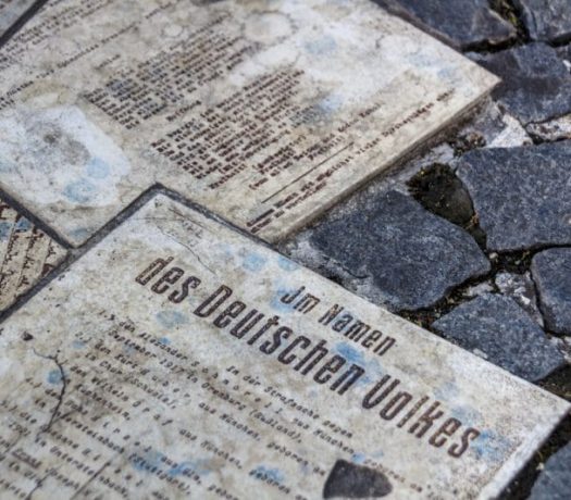 Tracts anti-nazis de la Rose Blanche reproduits sur le parvis, devant l’Université de Munich