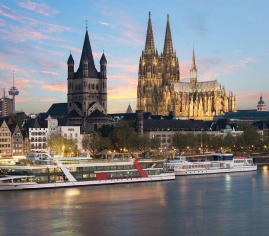 Cologne - vue panoramique, avec les bateau de croisière sur le Rhin