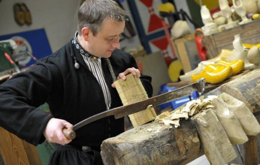 Atelier fabrication de sabots en bois