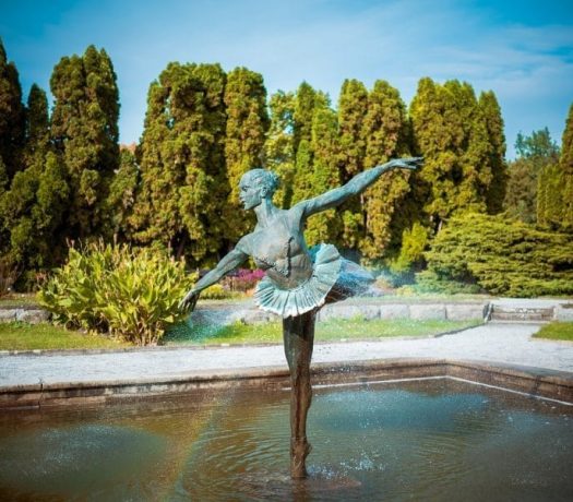 Fontaine de ballerines dans le jardin botanique de Poznan