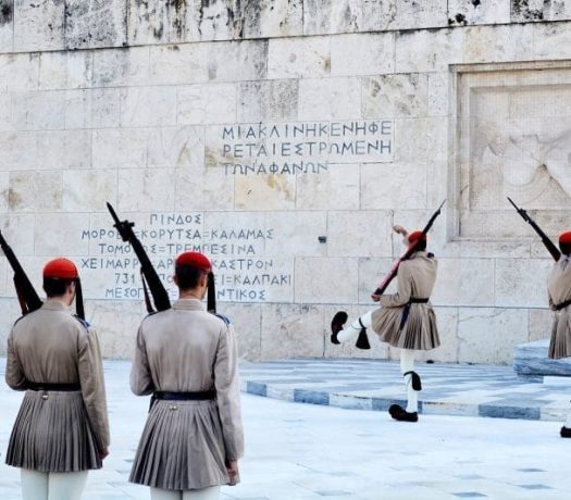 Relève de la garde devant le Parlement grec à Athènes